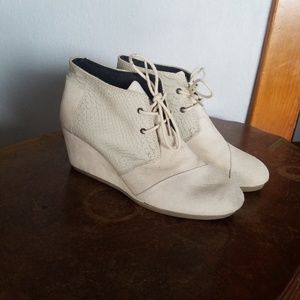 Tom's wedge booties